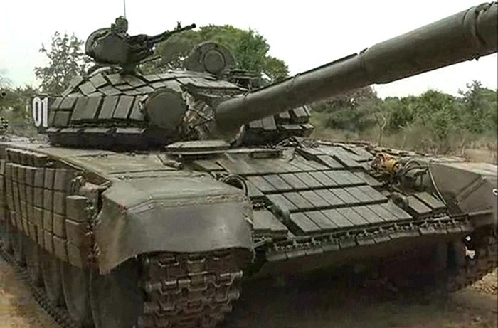 Xe tăng T-72S của quân đội Myanmar được bọc giáp phản ứng nổ ở tháp pháo, mặt trước thân và 2 bên sườn xe. Xe trang bị pháo chính tiêu chuẩn 2A46M 125mm tích hợp khả năng phóng tên lửa chống tăng AT-11 qua nòng.